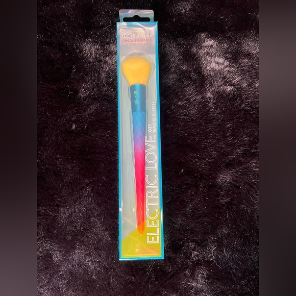 Real Techniques Electric Love Limited Edition Makeup Brush Blush & Complexion - Picture 7 of 7